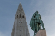 Leif Eriksson in front of the Hallgrímskirkja (Reykjavik)